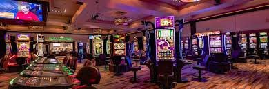 Tampilan meja poker langsung di aplikasi winmulu dengan dealer, pemain lain, dan kontrol taruhan jelas